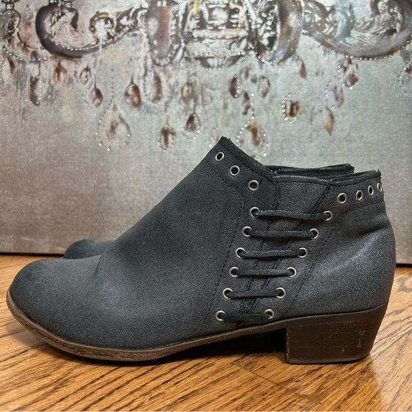 Minnetonka | Brenna Distressed Suede Booties - Picture 5 of 15